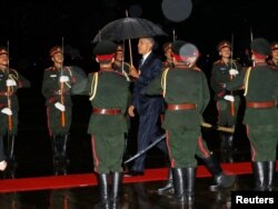 U.S. President Barack Obama (C) is greeted with an honor guard and red carpet as he arrives aboard Air Force One, ahead of the ASEAN Summit, at Wattay International Airport in Vientiane, Laos, Sept. 5, 2016.