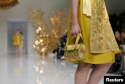 A model presents a creation by Chinese designer Guo Pei as part of her Haute Couture Spring/Summer 2016 collection in Paris, France, Jan. 27, 2016.