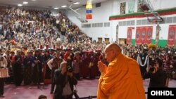 Dalai Lama merayakan Tahun Baru Tibet bersama kelompok Tibet di Minneapolis, AS. 