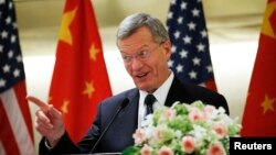 맥스 보커스 중국 주재 미국대사가 25일 베이징에서 열린 중국 기업인 초청 행사에서 연설하고 있다.