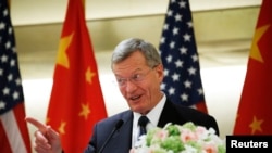 Duta Besar AS untuk China Max Baucus berpidato di hadapan para pemimpin bisnis Amerika di China (25/6).