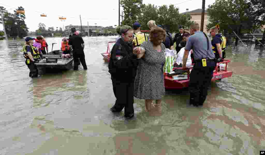 Les habitants ont été évacués dans une douzaine de quartiers de Houston suite aux inondations, Texas, 18 avril 2016.