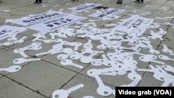 Simbolično razbacani ključevi ugostiteljskih objekata pred zgradom Vlade