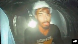 Skrinšot sa snimka spasilačkih jedinica na kome je jedan od 41 rudara koji su u tunelu koji se obrušio u Utarakandu u Indiji