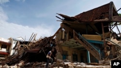 Salah satu gedung yang rusak karena gempa di Padang pada 2009.