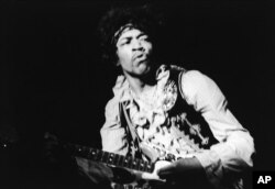 Gitaris rock Amerika Serikat, Jimi Hendrix, tampil bersama The Jimi Hendrix Experience di Monterey Pop Festival, California, AS, 18 Juni 1967.