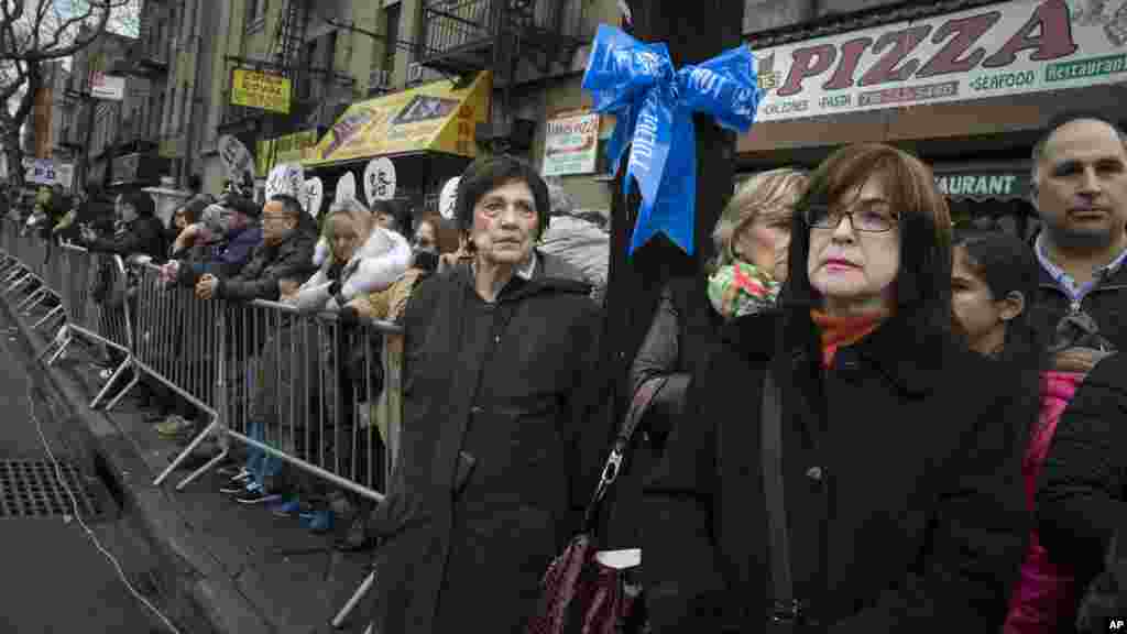 Spectators stand at the barricades during the funeral of New York Police Department Officer Wenjian Liu at Aievoli Funeral Home in the Brooklyn borough of New York, Jan. 4, 2015.