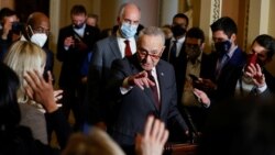 척 슈머 상원 민주당 대표가 공화당 측과 부채상한 관련 논의한 내용을 7일 의사당에서 취재진에 설명하고 있다.