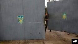7-mart kuni Sevastopoldagi strategik inshootga hujum qilingan. Ukraina kuchlarining aytishicha, rus harbiy mashinasida qurolli kishilar bostirib kirishga uringan. 