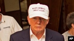 Donald Trump, président élu des Etats-Unis, est coiffé d’une casquette lors d’une visite à Denham Springs, La., 19 août 2016.