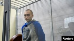 被控违反战争法规的21岁的俄罗斯军人希希马林在基辅出庭。(2022年5月18日)