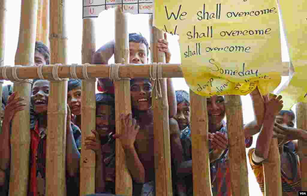 Rohingya children look into the makeshift classroom at Camp 4 in Cox's Bazar, Bangladesh Mar. 29, 2019. (Hai Do/VOA)
