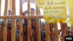 FILE - Rohingya children look into the makeshift classroom at Camp 4 in Cox's Bazar, Bangladesh Mar. 29, 2019. (Hai Do/VOA)