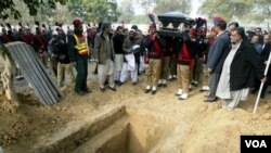 Upacara pemakaman Gubernur Provinsi Punjab Salman Taseer yang tewas ditembak akibat posisinya menentang UU Penghinaan Agama.