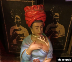 Figurica sa likom Mari Levou za koju se veruje da je prva vudu sveštenica u Nju Orleansu