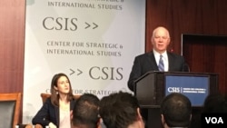 លោក ​បេន ខាដឹន (Ben Cardin) ​សមាជិក​ព្រឹទ្ធសភា​ជាន់ខ្ពស់​និង​ជា​អ្នក​ចូលរួម​តាក់តែង​ច្បាប់​ម៉ានិតស្គី​ ថ្លែង​នៅ​ក្នុង​កិច្ច​ប្រជុំ​មួយ​នៅ​ឯ​មជ្ឈមណ្ឌល​សិក្សា​យុទ្ធសាស្ត្រ​និង​កិច្ចការ​អន្តរជាតិ (CSIS) ​ក្នុង​​រដ្ឋធានី​ វ៉ាស៊ីនតោន។ (ម៉ែន គឹមសេង/VOA) 