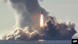 러시아 핵추진잠수함 '유리돌코루키'함이 지난 2018년 백해에서 '불라바(Bulava·RSM-56·SS-N-32)' 잠수함발사탄도미사일(SLBM)을 훈련 사격하고 있다. (자료사진)