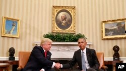 Le président sortant des Etats-Unis Barack Obama, à droite, et son successeur élu, Donald Trump, se saluent lors de leur rencontre au Bureau Ovale de la Maison Blanche à Washington DC, 10 novembre 2016. 