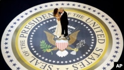 Predsednik Tramp pleše sa suprugom Melanijom na prvom inauguralnom balu u Vašingtonu, 20. januara 2017. 