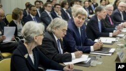 លោក John Kerry រដ្ឋ​មន្រ្តី​ការបរទេស​ស.រ.អា (រូប​ឆ្វេង​ទី៣) និយាយ​ជាមួយ​ Wendy Sherman អនុ​រដ្ឋ​មន្រ្តី​ទទួល​បន្ទុក​ផ្នែក​កិច្ចការ​នយោបាយ​ ខណៈ​ដែល​​រដ្ឋ​មន្រ្តី​ថាមពល​ស.រ.អា. (រូប​ស្តាំ​ទី២) កត់​ត្រា​ នៅ​ពេល​រង់ចាំ​កិច្ច​ចាប់​ផ្តើម​នៃ​ការ​ប្រជុំ​ស្តី​អំពី​កម្មវិធី​នុយក្លេអ៊ែ​របស់​អ៊ីរ៉ង់។ 