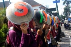 Pekerja Rumah Tangga (PRT) menggelar aksi menyuarakan aspirasi mereka di Yogyakarta. (Foto:VOA/ dok)