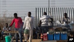 Migran Afrika di luar pusat penahanan di Negev Desert, Israel selatan, 21 April 2015. 