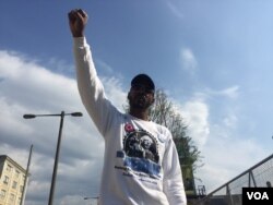A Bernie Sanders supporter in Philadelphia, Pennsylvania, April 26, 2016. (C. Mendoza / VOA)