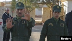 Des gendarmes assurent la sécurité près d'un poste de police a Amenas, Algérie, 19 janvier 2013.