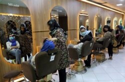Suasana di Salon Kecantikan Ms. Sadat di Kabul, Afghanistan, Minggu, 25 April 2021.