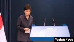 박근혜 대통령이 '비선 실세' 의혹을 받는 최순실씨에게 연설문 등이 사전 유출된 데 대한 대국민 사과를 위해 25일 청와대 춘추관 대브리핑실에 들어서고 있다.