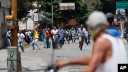 Pro-government supporters confront anti-government protesters in Caracas, Venezuela, July 20, 2017. 