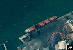 រូបឯកសារ៖ រូបថត​ពី​ផ្កាយ​រណប​ផ្ដល់​ដោយ​ក្រសួង​យុត្តិធម៌​បង្ហាញ​ពី​រូប​ភាព​កប៉ាល់ Wise Honest ចត​នៅ​កំពង់​ផែ​មួយ​ដែល​មិន​ស្គាល់​ឈ្មោះ។