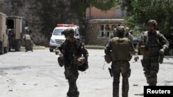 Tentara NATO melakukan patroli di pinggiran ibukota Kabul (foto: dok). Sekurang-kurangnya 39 tentara koalisi tewas dalam serangan oleh polisi dan tentara Afghanistan tahun ini. 