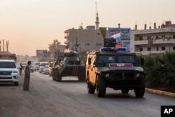 24일 시리아 북부 아무다에서 러시아 군인들이 순찰하고 있다.