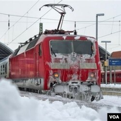 Salju besar menutupi stasiun kereta Halle di Jerman timur.