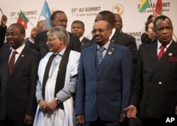 FILE - Sudanese president Omar al-Bashir, 2nd from right, stands with other African leaders during a photo op at the AU summit in Johannesburg, June 14, 2015.