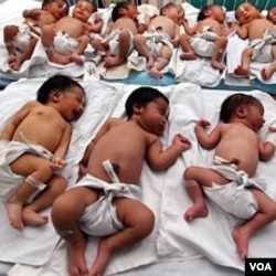 Sekelompok bayi yang baru lahir di sebuah rumah sakit di kota Lucknow, India bagian utara.