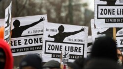 Orang-orang membawa plakat dalam aksi demo menentang keputusan pembatasan aktivitas terkait dengan upaya melawan COVID-19 yang diberlakukan oleh pemerintah Belgia di Brussels, pada 19 Desember 2021. (Foto: Reuters/Johanna Geron)