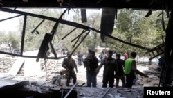 Avganistanske bezbednosne snage istražuju mesto napada bombaša samoubioce u Kabulu, Avganistan, 29. avgusta 2017. 