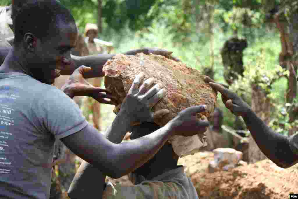 At this mining site, a particularly large chuck of rock containing gold is hauled out of the pits. (H. Murdock for VOA)