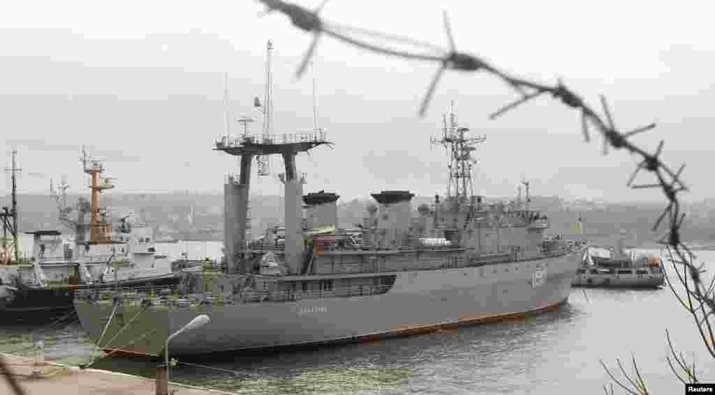 Kapal Ukraina Slavutich tampak diblokir oleh dua kapal Rusia di pelabuhan Sevastopol, 20 Maret 2014.