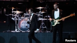 Band rock 1975 tampil di acara penghargaan musik, Brit Awards, di O2 Arena, London, Inggris, 20 Februari 2019. (Foto: Hannah McKay/Reuters)