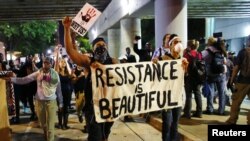 Para pengunjuk rasa berjalan di jalanan kota Charlotte, North Carolina, menentang penembakan Keith Scott (22/9).