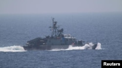 Sebuah kapal militer dari Korps Pengawal Revolusi Iran di Selat Hormuz, 11 Juli 2016. (Foto: dok).