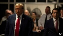 این نخستین بار در تاریخ ایالات متحده است که یک نامزد ریاست جمهوری و رییس جمهور پیشین این کشور محاکمه می‌شود. 