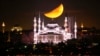 Bulan sabit tampak menjelang terbenam di belakang kubah Masjid Sultanahmet yang dikenal sebagai &quot;Masjid Biru&quot; selama bulan suci Islam Ramadan di Istanbul, Turki. (AP)&nbsp;