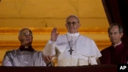 教宗弗朗西斯从圣彼得大教堂的中心凉台向信众挥手致意