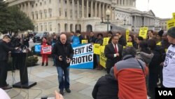 Serikat Kebebasan Sipil Amerika (ACLU) dan Amnesty International melakukan protes terhadap kebijakan imigrasi Presiden AS Donald Trump di depan gedung Kongres di Washington DC (foto; dok).