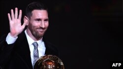 Lionel Messi soulève son 6e Ballon d'or à Paris, le 2 décembre 2019.