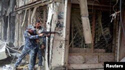 ប៉ូលិស​សហព័ន្ធ​របស់​អ៊ីរ៉ាក់​ម្នាក់​បាញ់រះ​លើ​យុទ្ធជន​រដ្ឋ​ឥស្លាម នៅ​ក្នុង​ក្រុង Mosul ប្រទេស​អ៊ីរ៉ាក់ កាលពី​ថ្ងៃទី៧ ខែកក្កដា ឆ្នាំ២០១៧។